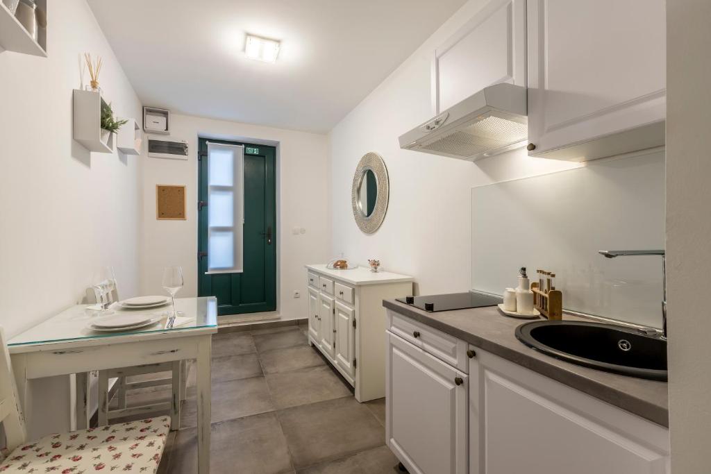 Kuchyňa alebo kuchynka v ubytovaní Studio Apartments Insula