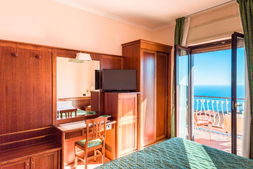 Booking.com: Hotel Montana , SantʼAgata sui Due Golfi, Italia - 75 Giudizi  degli ospiti . Prenota ora il tuo hotel!