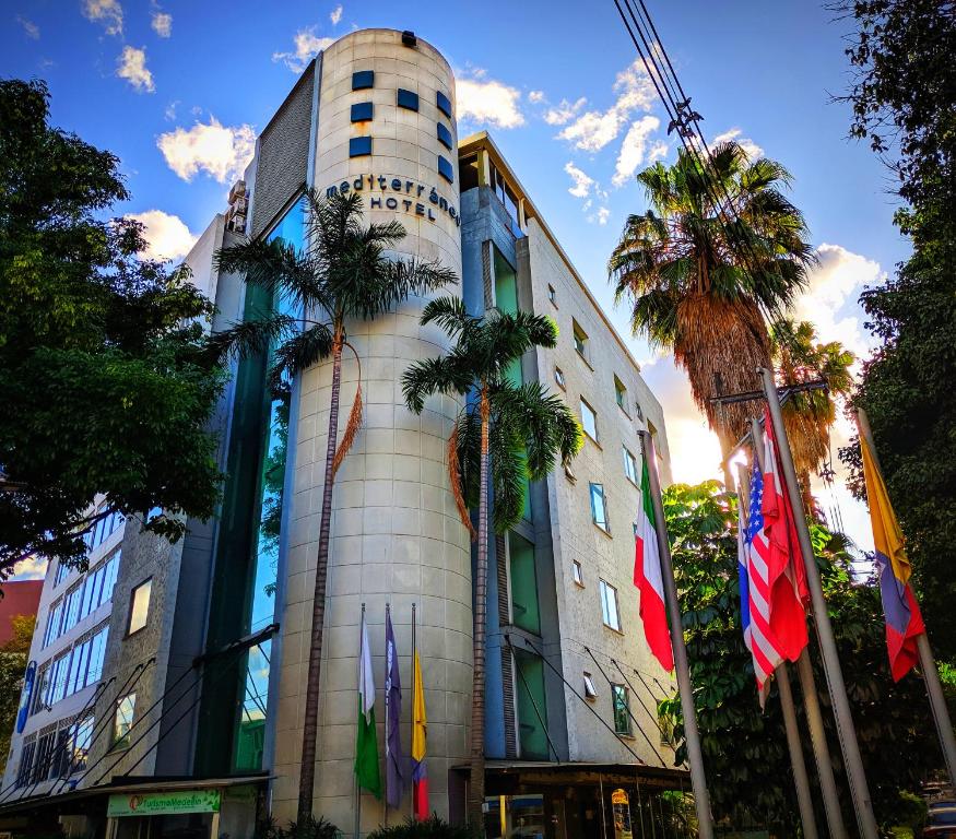 un edificio con palmeras delante en Hotel Mediterraneo, en Medellín