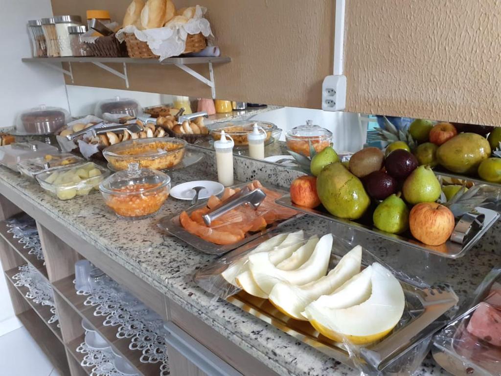 un buffet con frutas y verduras en una mesa en Pousada Santa Maria en Euclides da Cunha