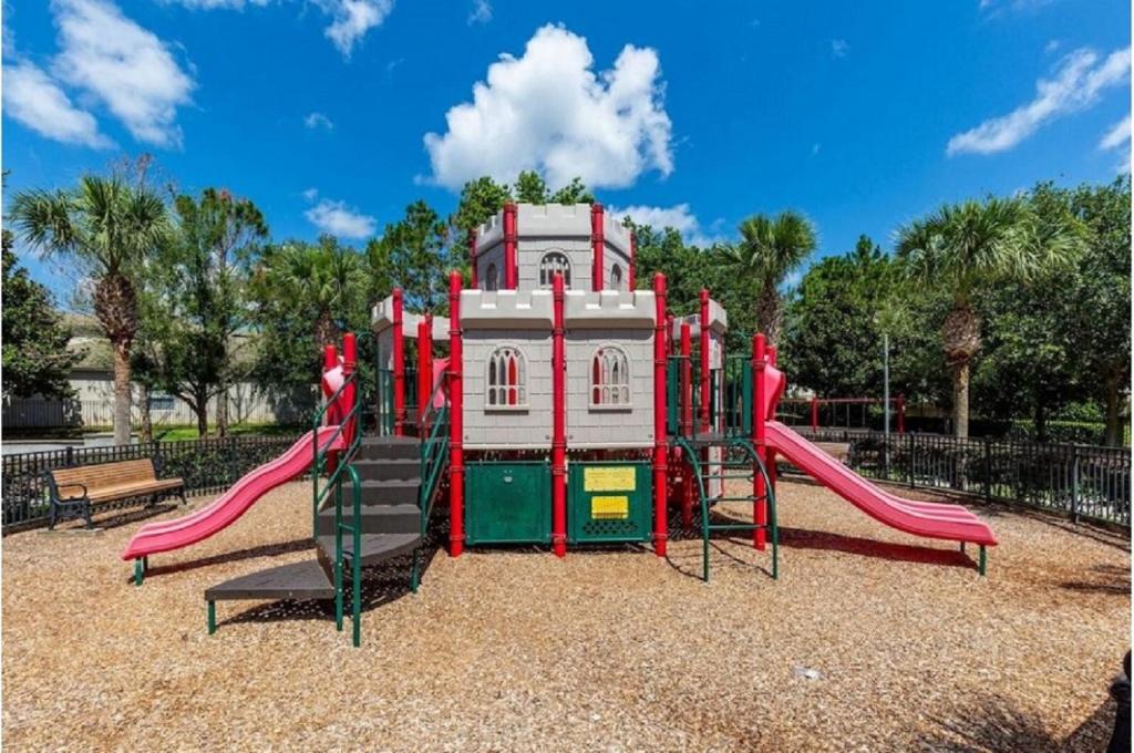 um parque infantil com escorrega num parque em Three-Bedroom Townhome Kissimmee em Orlando