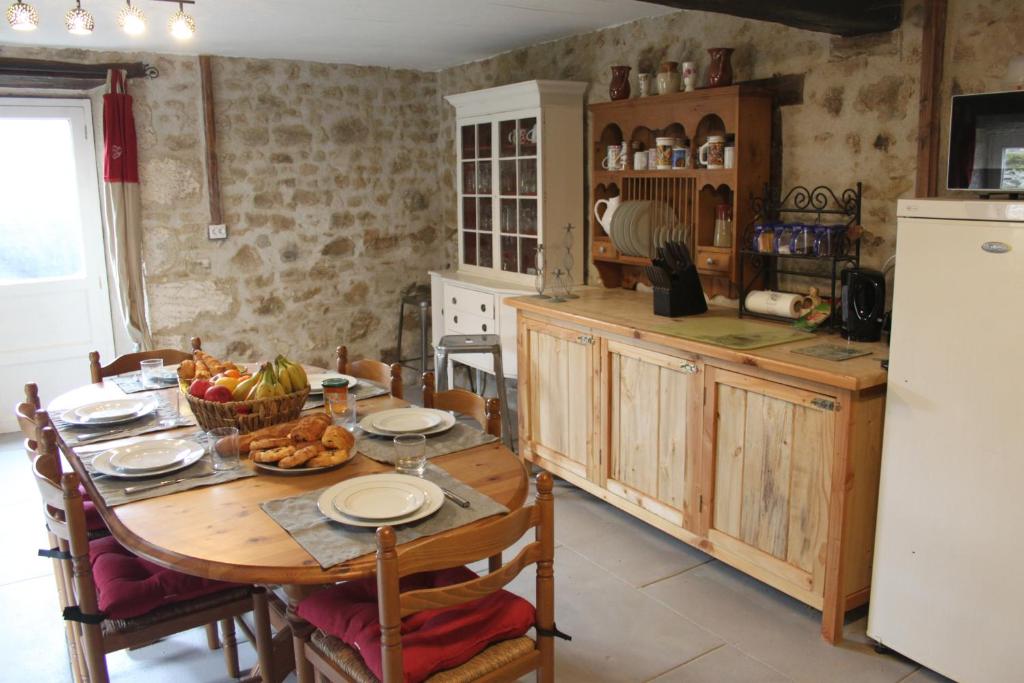 uma cozinha com uma mesa com comida em Gite La Pimparola em Nouic