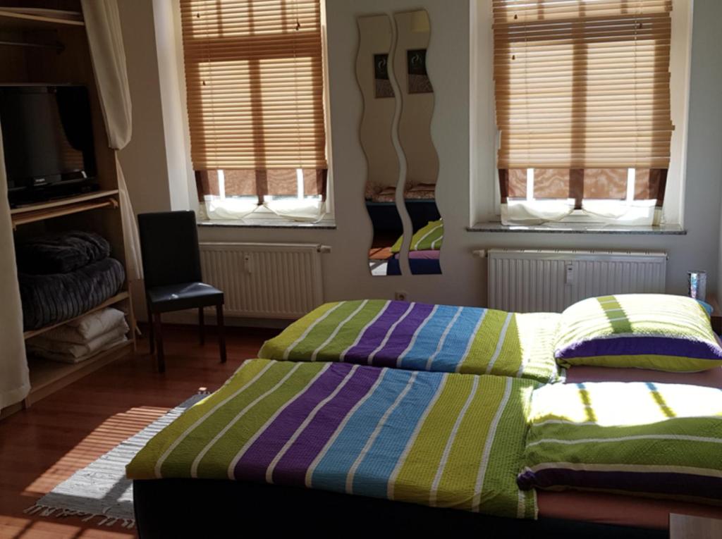 1 dormitorio con 2 camas y 2 ventanas en Vorbeischauen in Plauen 2, en Plauen