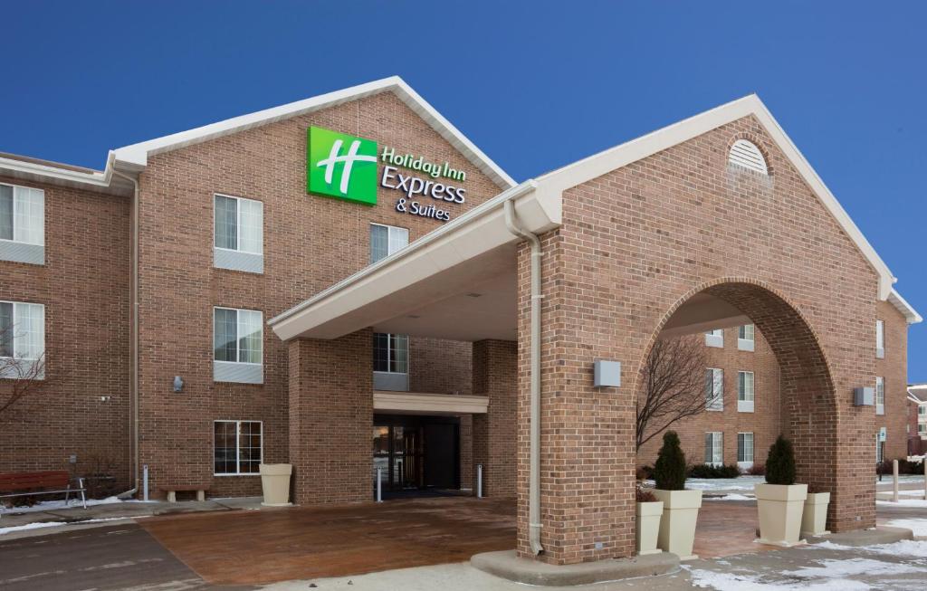 a front view of a hampton inn express cities at Holiday Inn Express Hotel & Suites Sioux Falls At Empire Mall, an IHG Hotel in Sioux Falls