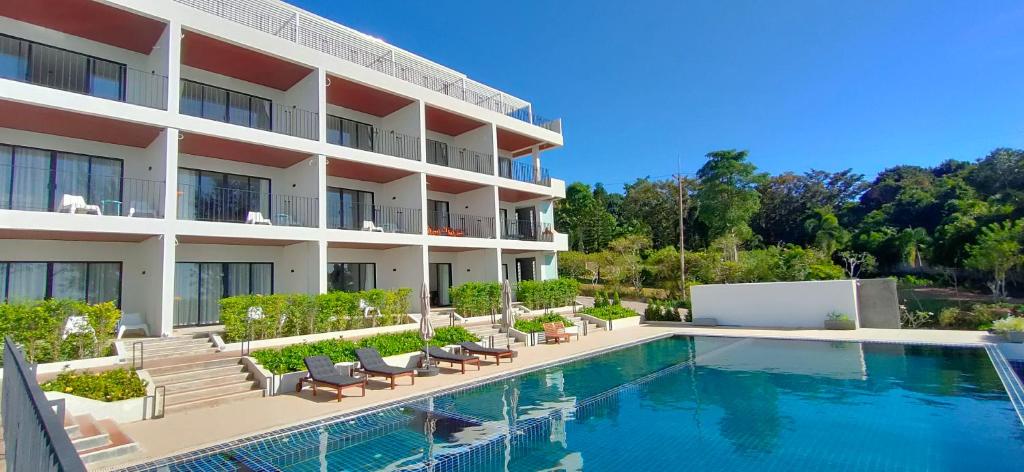 una imagen de un hotel con piscina en Aranya Resort Koh Lanta en Ko Lanta