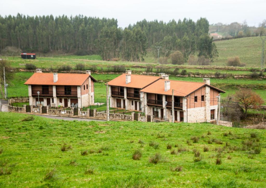 stary dom na polu obok pola w obiekcie La Arcadia de Portillo w mieście Portillo