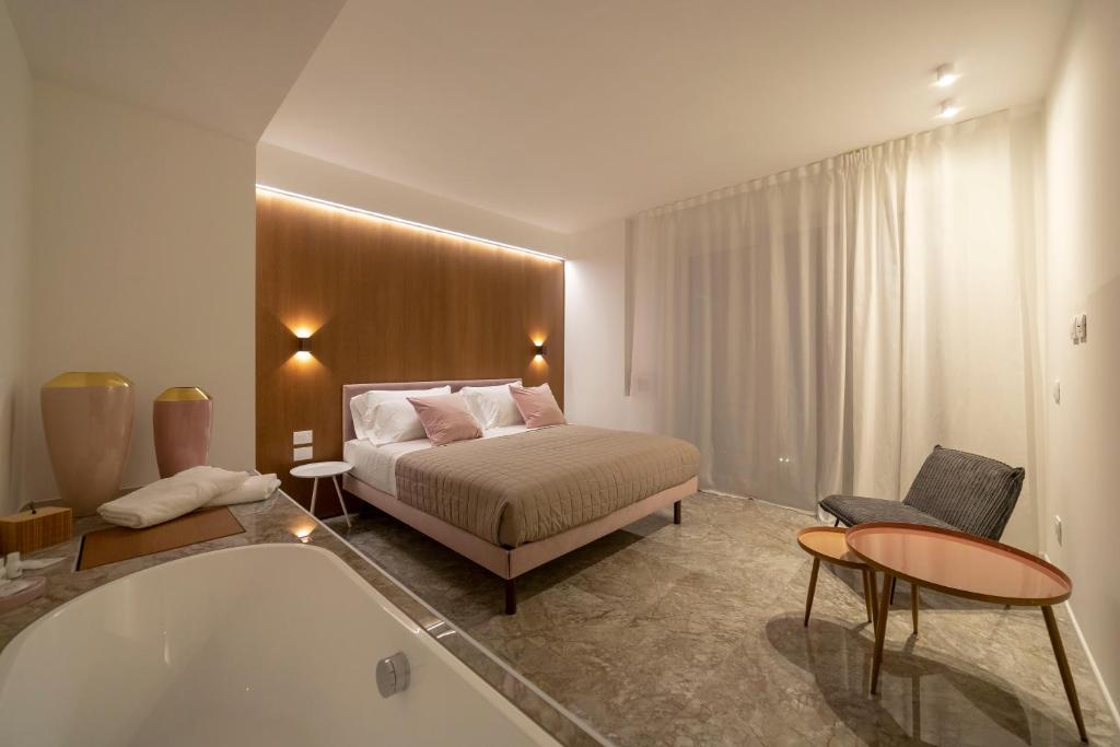 um quarto com uma cama e uma banheira em Le Stanze del Lago Lake View em Como