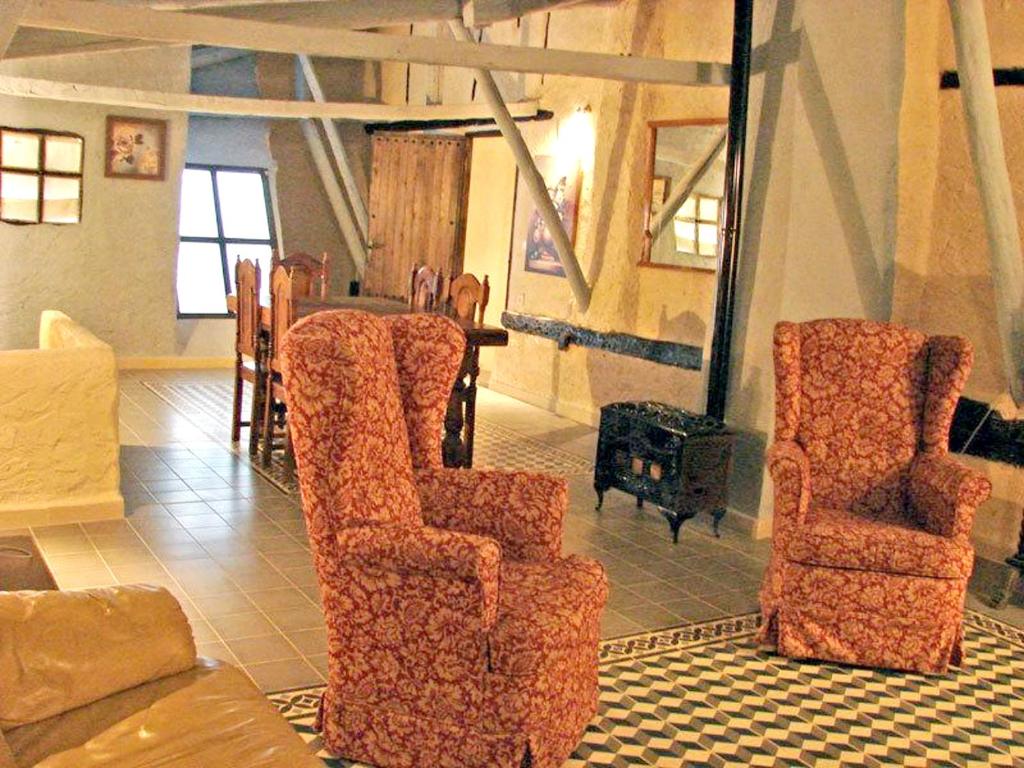 ein Wohnzimmer mit zwei Stühlen und einem Tisch in der Unterkunft Modern Apartment Valeria, View in Valeria