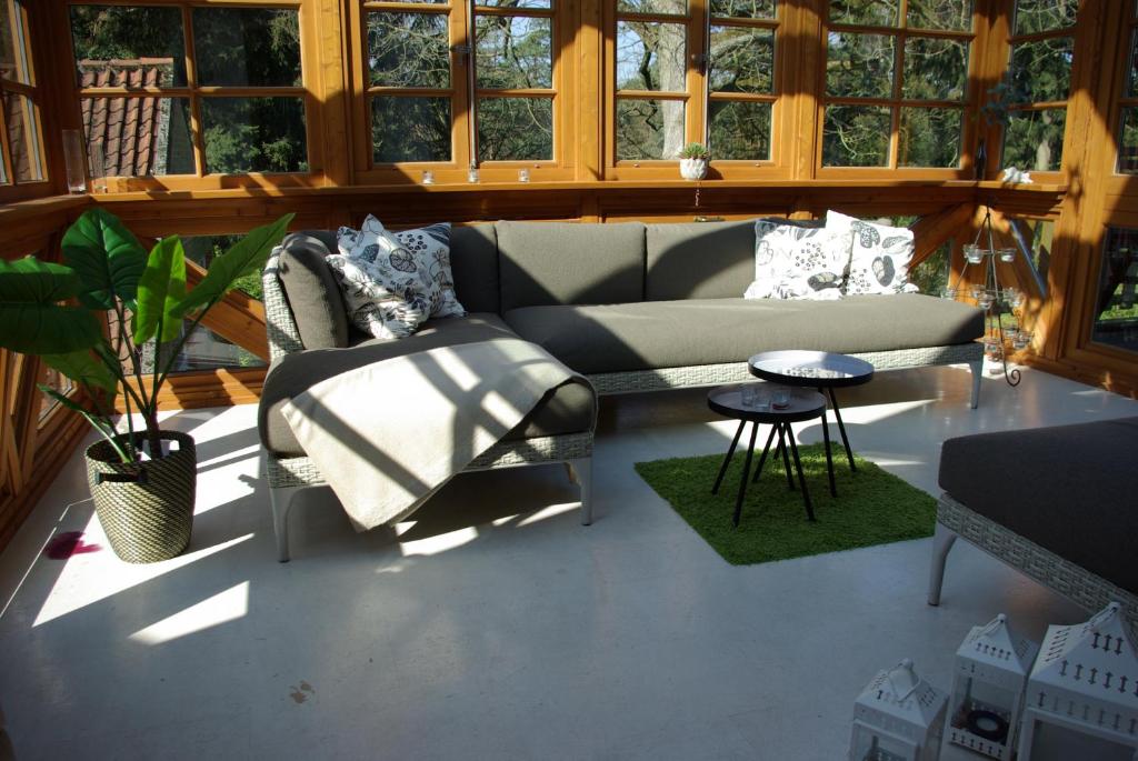 sala de estar con sofá y mesa en Sternenhimmel, en Bleckede
