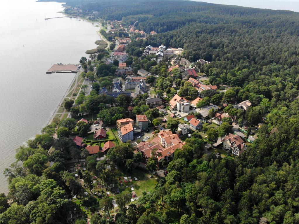 een luchtzicht op een huis op een eiland in het water bij K36 in Juodkrantė