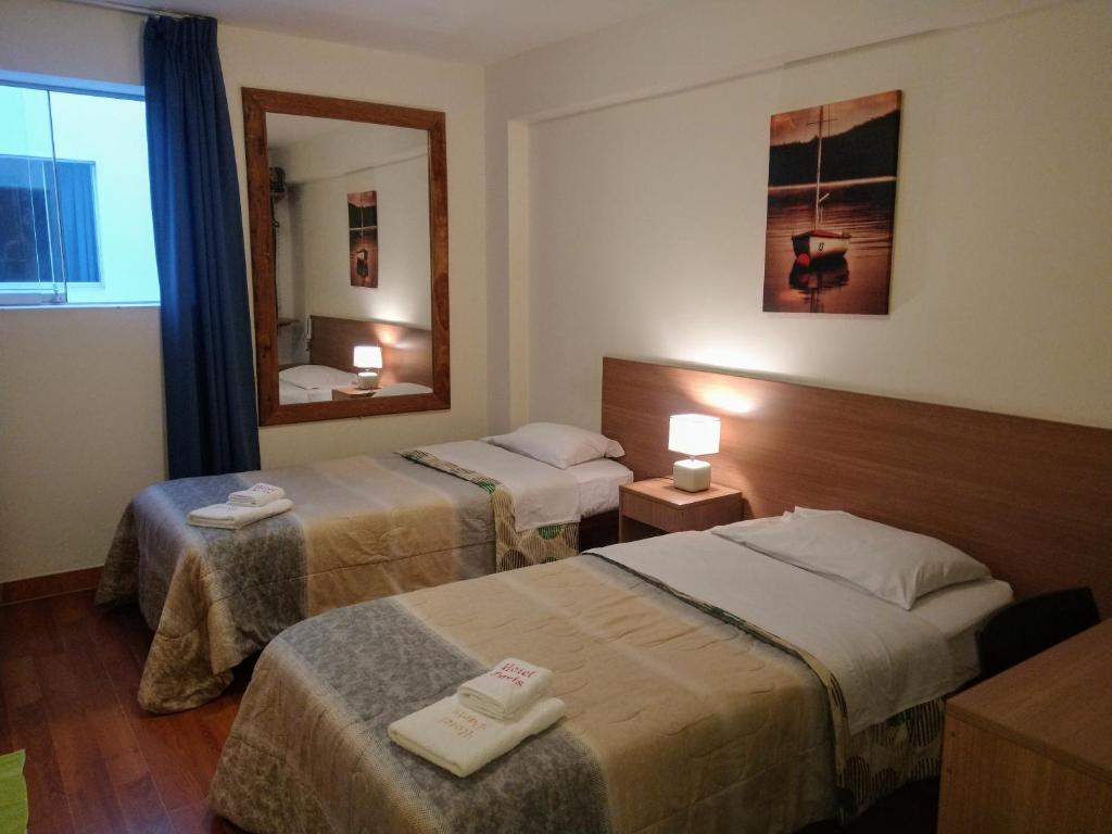 Ένα ή περισσότερα κρεβάτια σε δωμάτιο στο Hotel Paris Lima