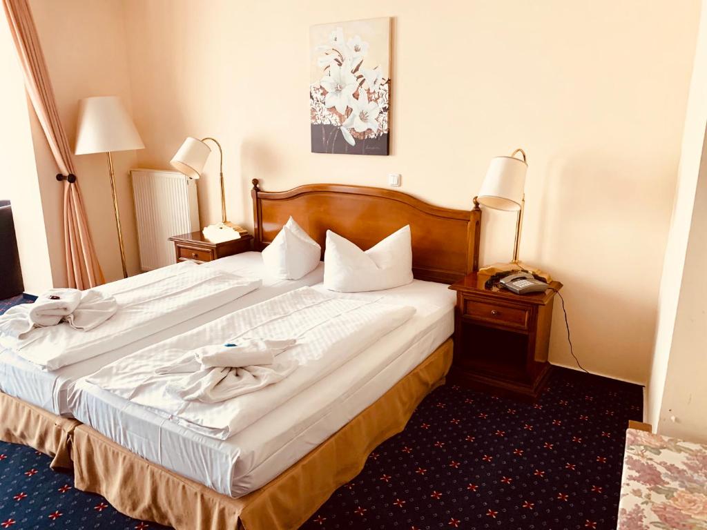 Postel nebo postele na pokoji v ubytování Hotel Bellevue Warnemünde
