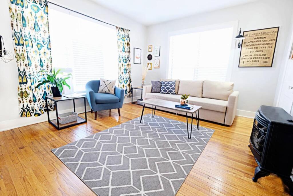 un soggiorno con un divano e un tappeto di The Explorer's Hearth Lower-Greenville Ave Area a Dallas