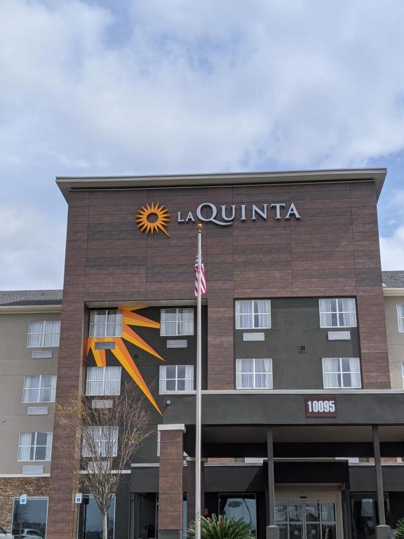 ein Hotelgebäude mit den Worten la quinta in der Unterkunft La Quinta by Wyndham Montgomery in Montgomery