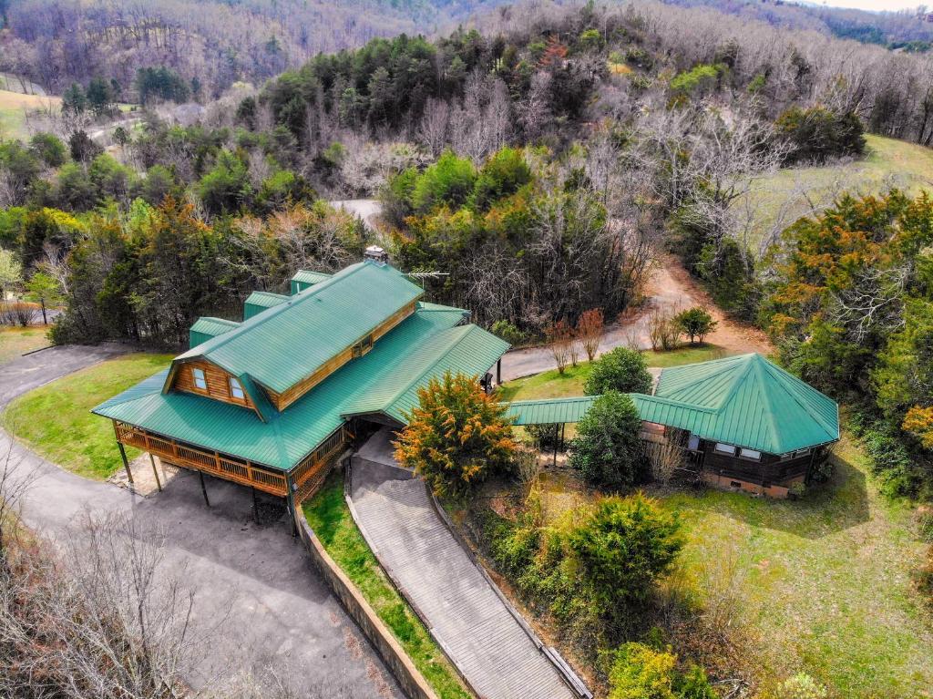 an overhead view of a house with a green roof at Smoky Bear Lodge with Guest House in Sevierville