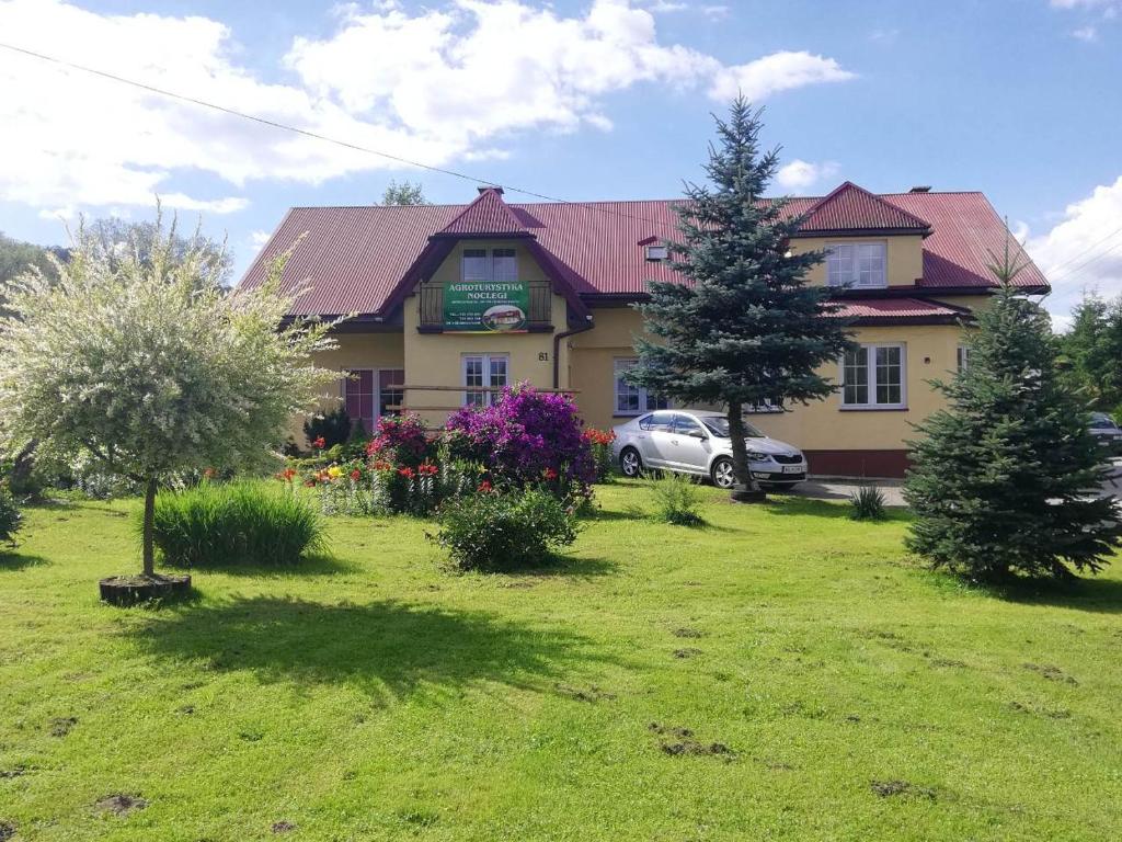 dom z samochodem zaparkowanym na dziedzińcu w obiekcie Agrokrysia w mieście Krosʼtsenko