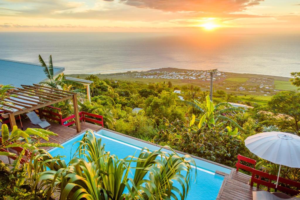 uma vista para o oceano a partir de uma villa em Ré Océan em Saint-Leu