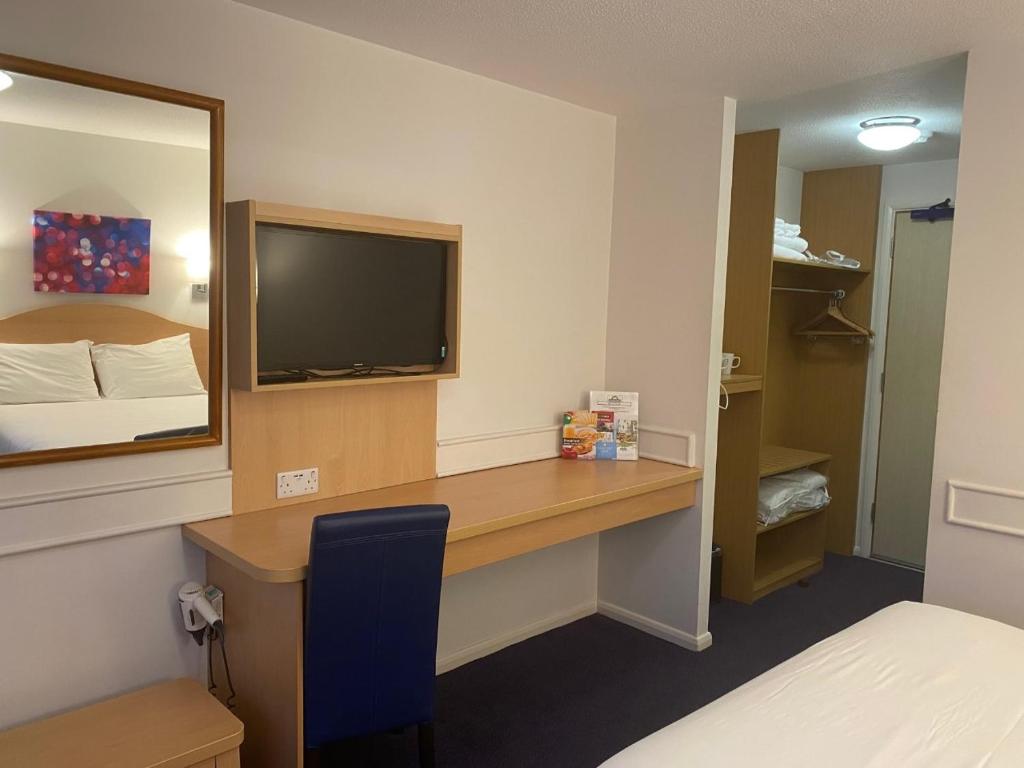 Days Inn Michaelwood M5 - Family Room