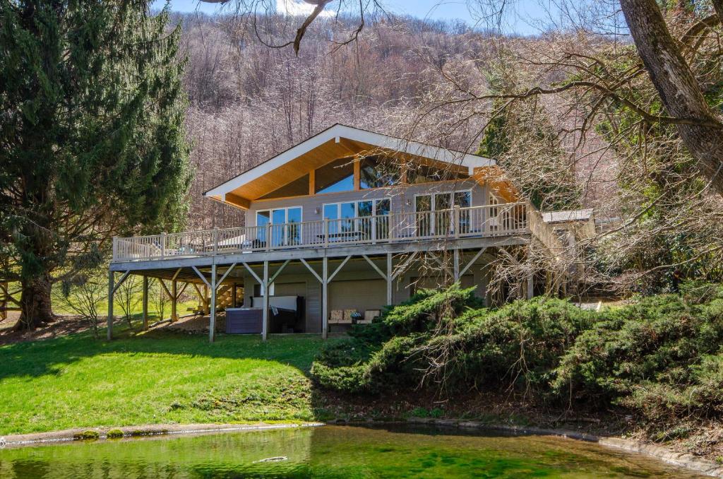 Gallery image of Smoky Mountain Escape with Large Deck and Game Room! in Waynesville