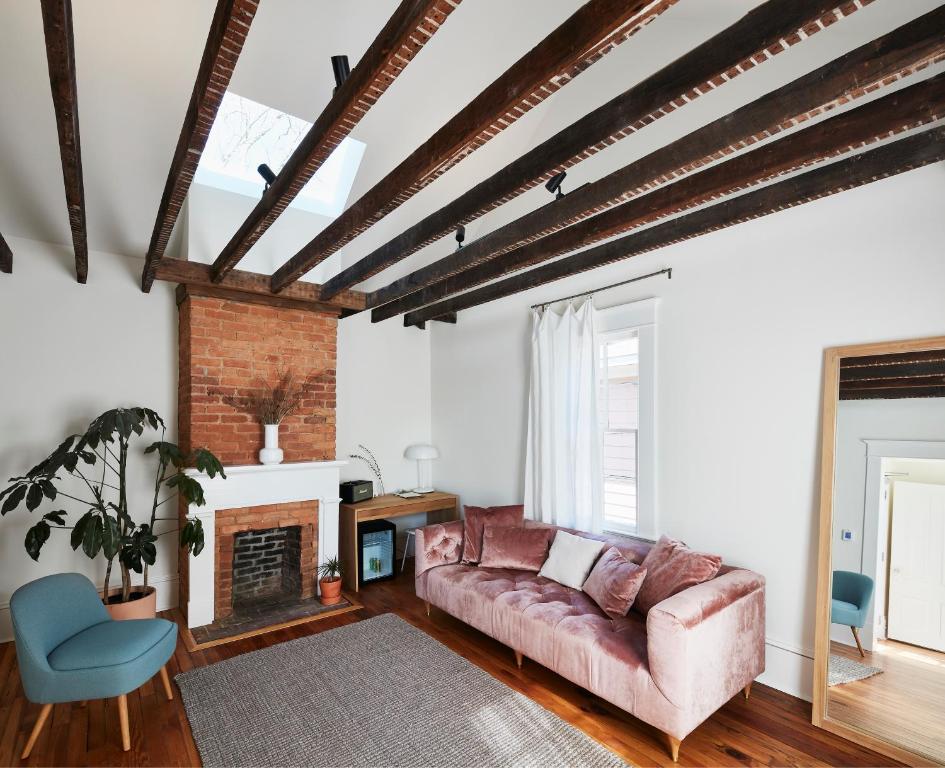 Guest House Raleigh - King Suite
