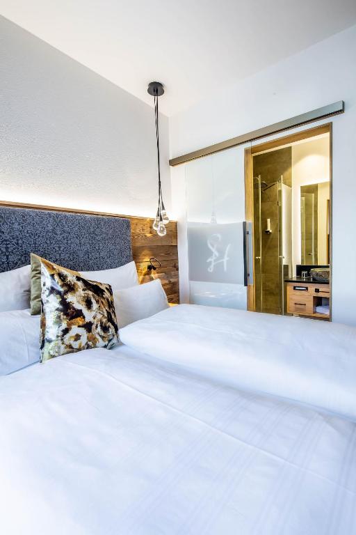 Postel nebo postele na pokoji v ubytování Hotel Zum Stemplinger Hansl
