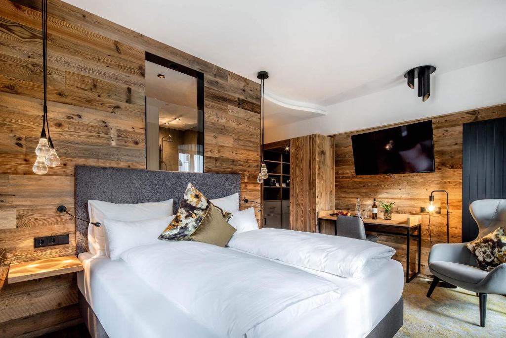 Postel nebo postele na pokoji v ubytování Hotel Zum Stemplinger Hansl