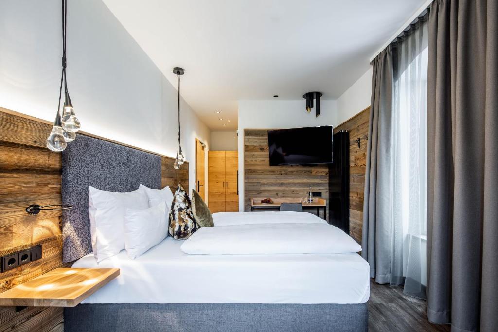 Postel nebo postele na pokoji v ubytování Hotel Zum Stemplinger Hansl