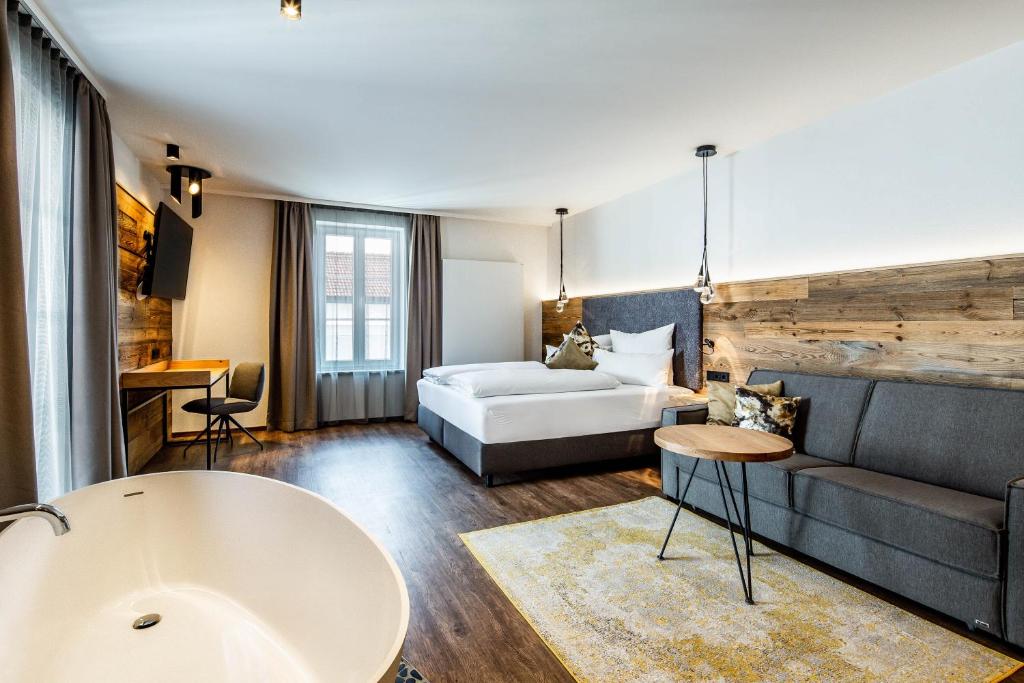 Postel nebo postele na pokoji v ubytování Hotel Zum Stemplinger Hansl