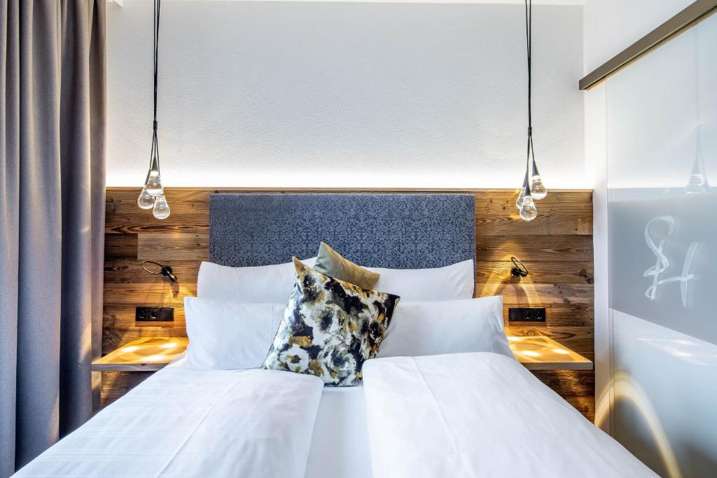 Postel nebo postele na pokoji v ubytování Hotel Zum Stemplinger Hansl