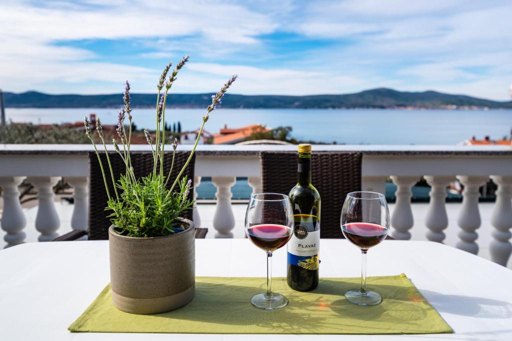 einen Tisch mit zwei Gläsern Wein und einer Flasche in der Unterkunft Summer Vibes in Sveti Petar