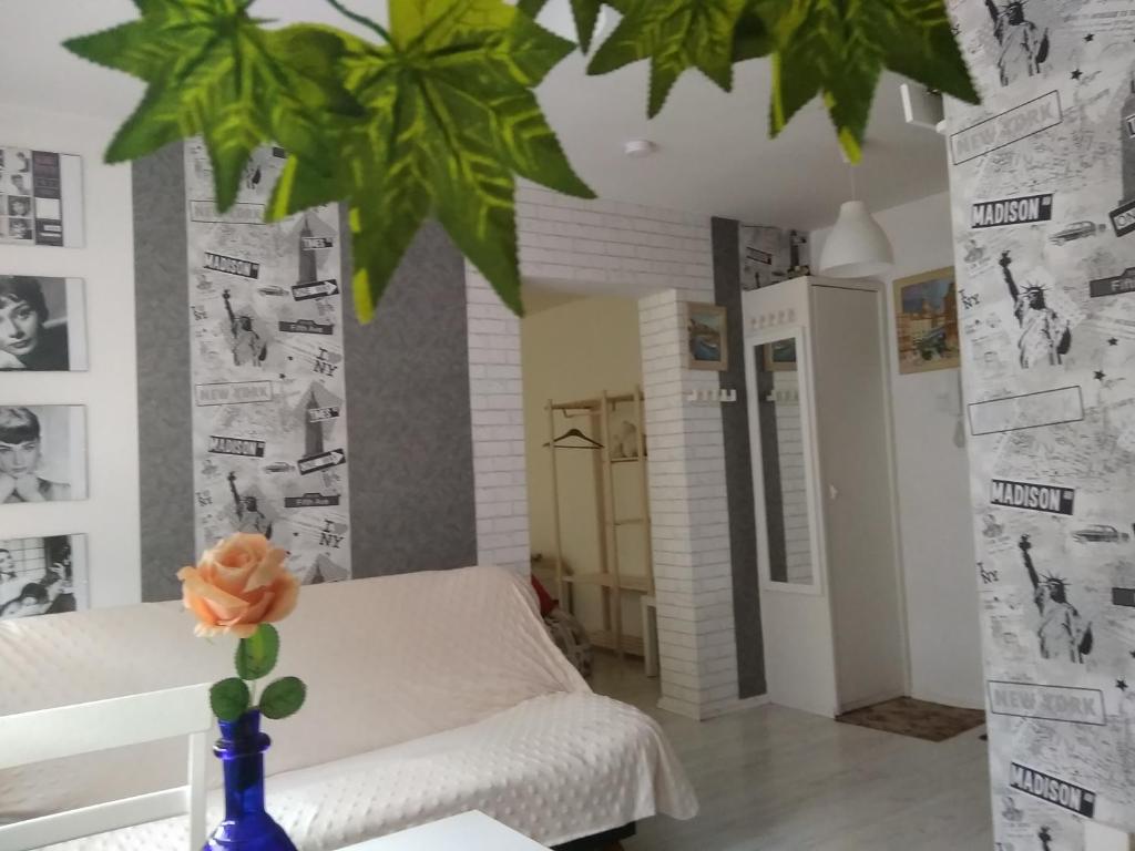 ein Schlafzimmer mit einem Bett und einer Vase in der Unterkunft APARTAMENT JASNY NOCLEGI PŁOCK in Płock