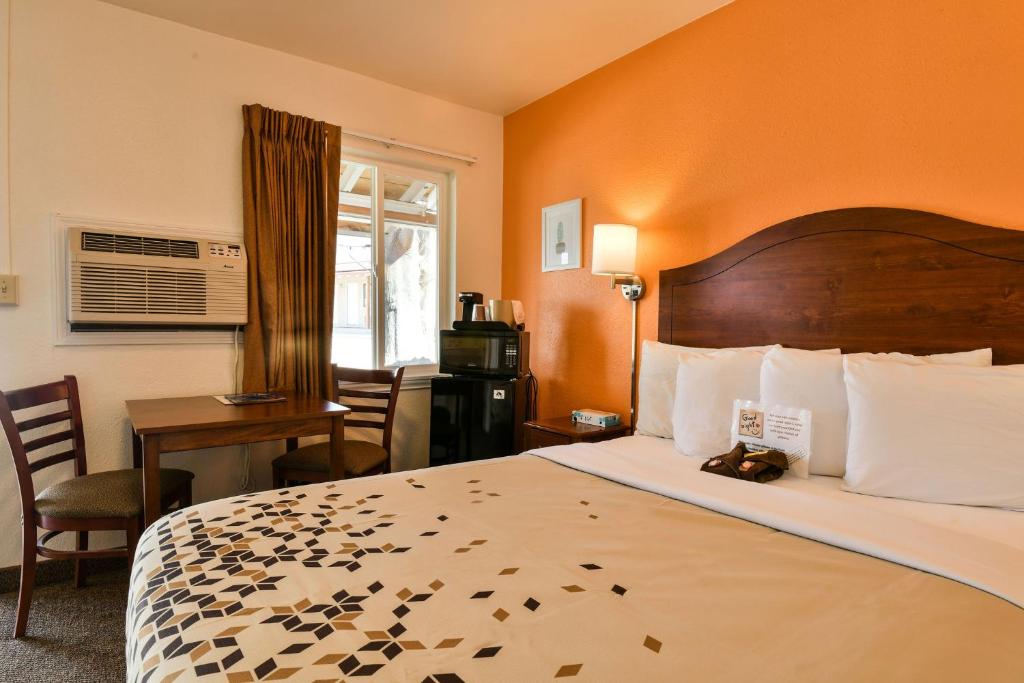Postel nebo postele na pokoji v ubytování Adventure Inn Moab