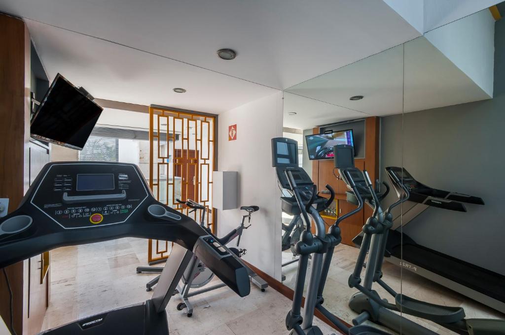 Fitness centrum a/nebo fitness zařízení v ubytování FCH Hotel Expo Adults only