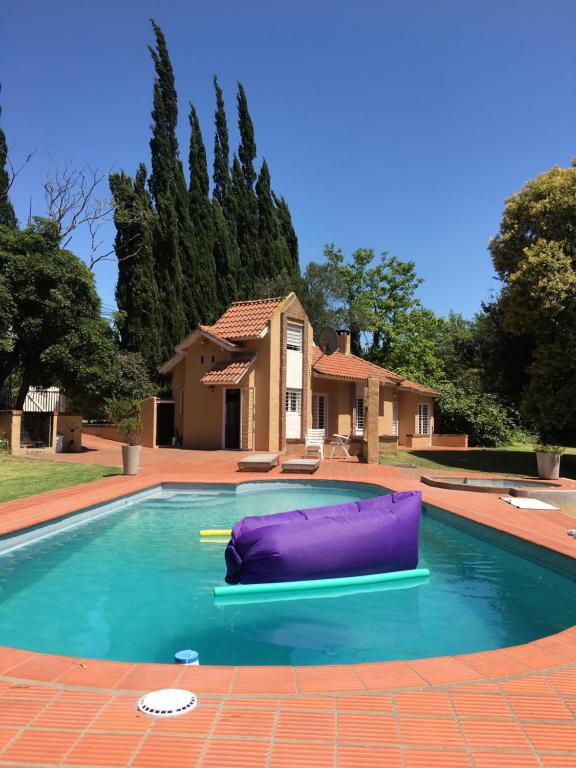 a large swimming pool with a purple inflatable at Lazlo in Sierra de los Padres