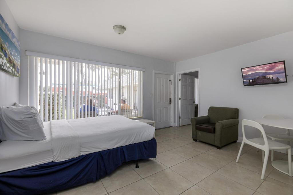 Postel nebo postele na pokoji v ubytování Hollywood Broadwalk Oceanside Hotel