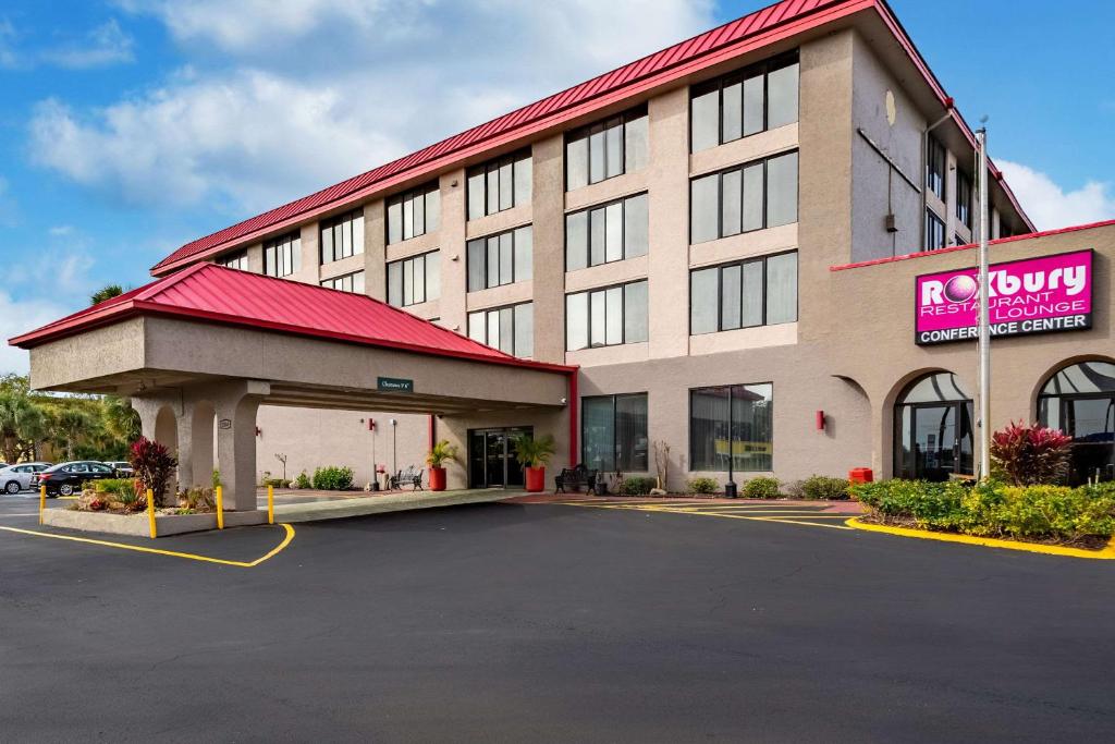 un cartel de no compra frente a un hotel en Quality Inn Lakeland North, en Lakeland