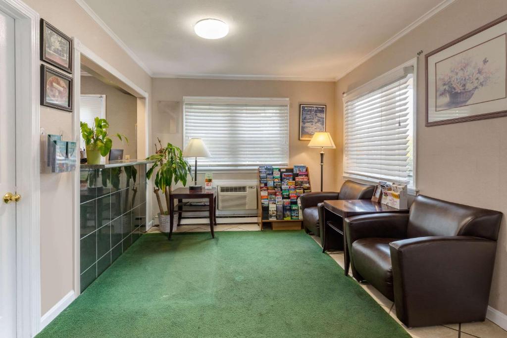 Ein Sitzbereich in der Unterkunft Econo Lodge Sturbridge Route 20