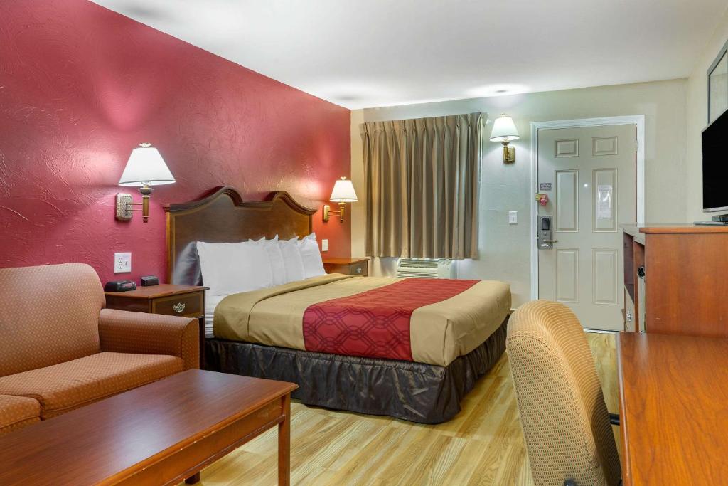 Ein Bett oder Betten in einem Zimmer der Unterkunft Econo Lodge Sturbridge Route 20