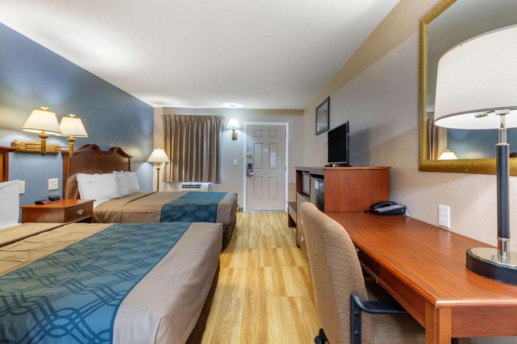 Ein Bett oder Betten in einem Zimmer der Unterkunft Econo Lodge Sturbridge Route 20