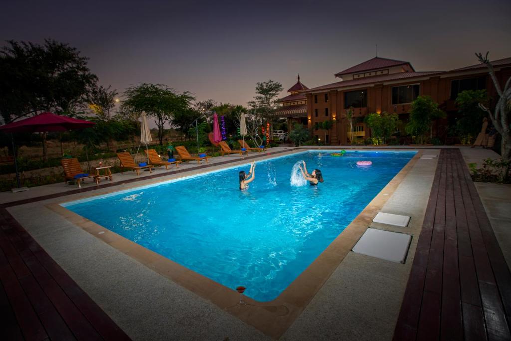 Bazén v ubytování Acacia Hotel Bagan nebo v jeho okolí