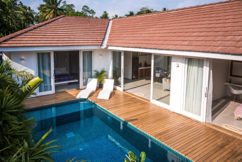 Casa con piscina y terraza de madera en GOOD STORY VILLAGE, en Ahangama