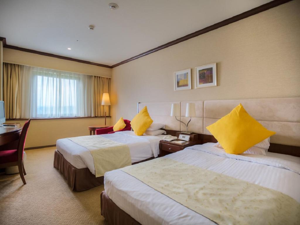 Postel nebo postele na pokoji v ubytování Okayama International Hotel