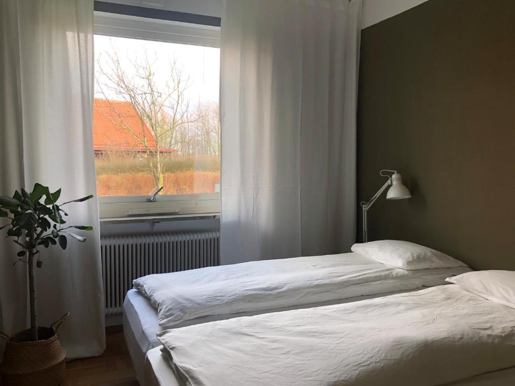Postel nebo postele na pokoji v ubytování HEMMET Simrishamns vandrarhem och B&B