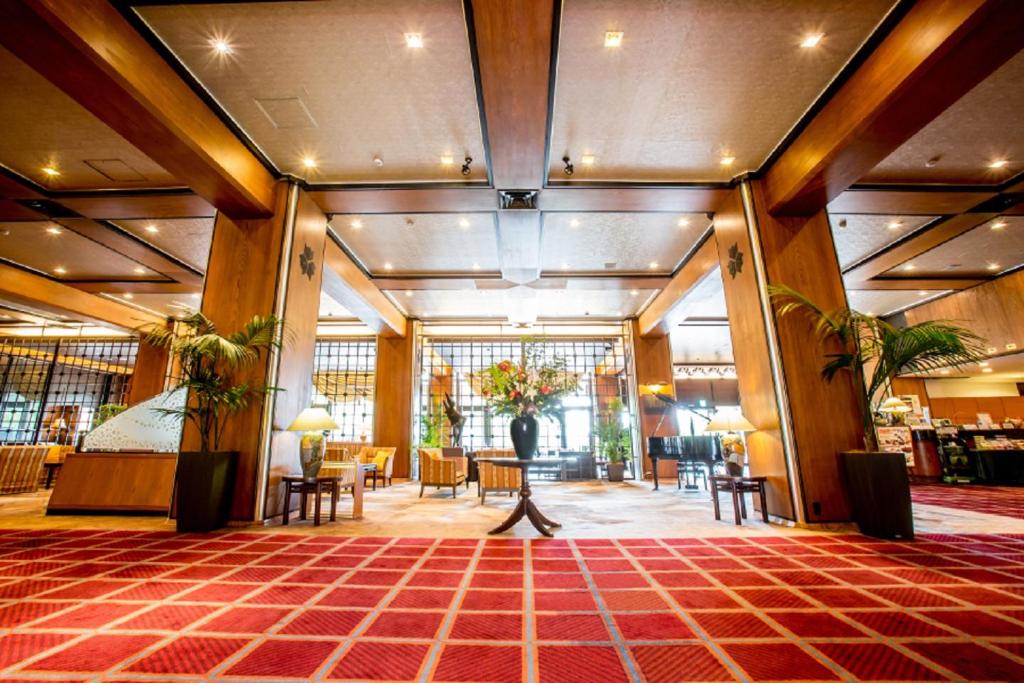 eine Lobby eines Hotels mit einer roten Etage in der Unterkunft Okayama International Hotel in Okayama