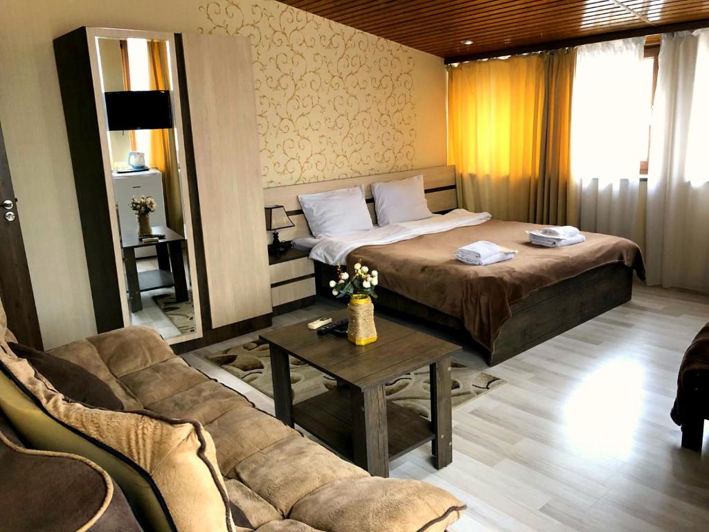 Postel nebo postele na pokoji v ubytování Bonus Hotel
