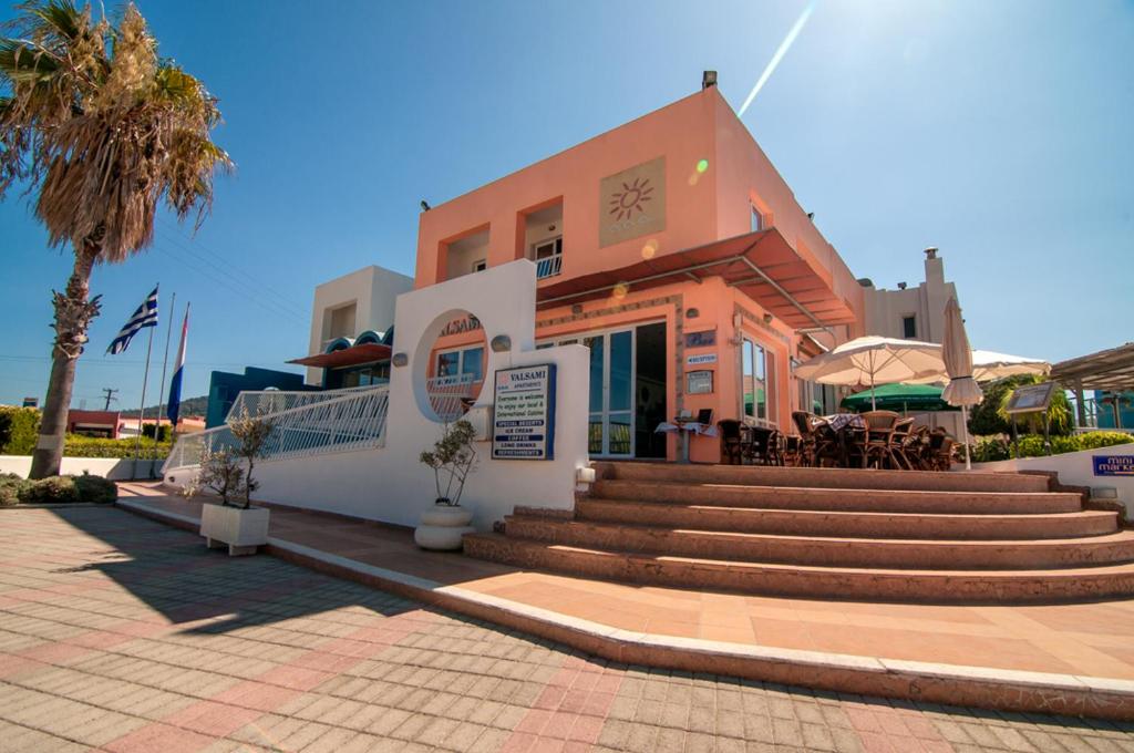 un edificio con scale di fronte a un ristorante di Valsami Hotel Apartments a Kremasti