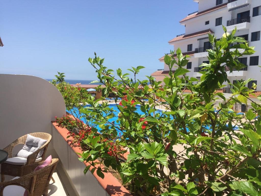 Vous bénéficierez d'une vue sur la piscine depuis le balcon de l'hôtel. dans l'établissement Аппартаметы Seguro De Sol Playa de la Arena, à Puerto de Santiago