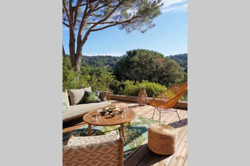 d'une terrasse avec un canapé, des chaises et une table. dans l'établissement Charmant Mazet Haut de Gigaro, face à la pinède, à La Croix-Valmer