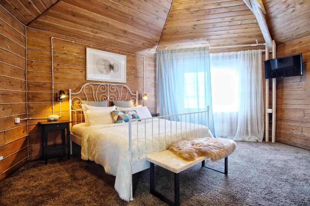 Кровать или кровати в номере Сибирская резиденция Лёд