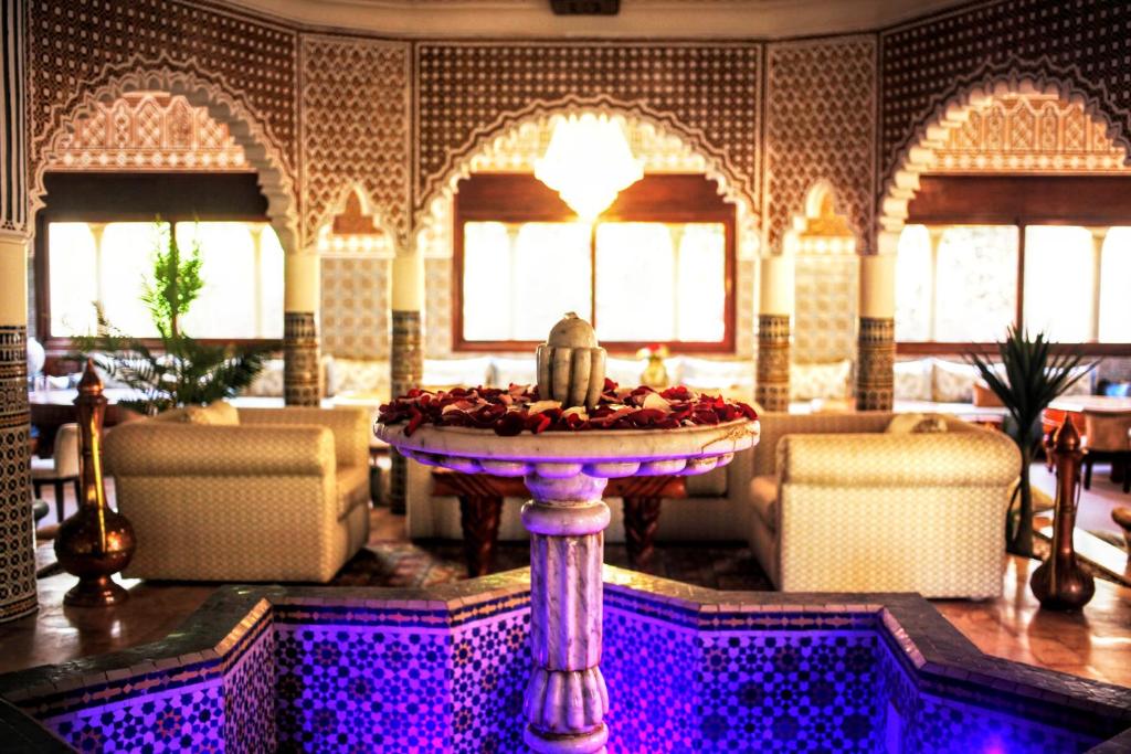 a lobby with a fountain in the middle of a room at Villa Quieta in Essaouira